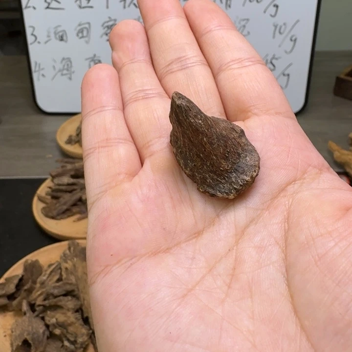 东马沉水小料1克。