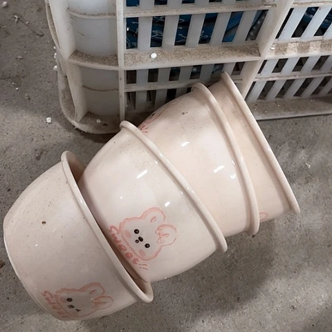 微瑕，不能明火。口径11.5高度5，4个粉