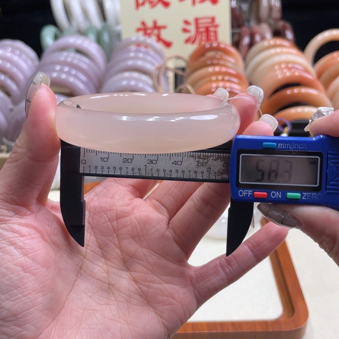 未镶嵌手镯石英质玉
