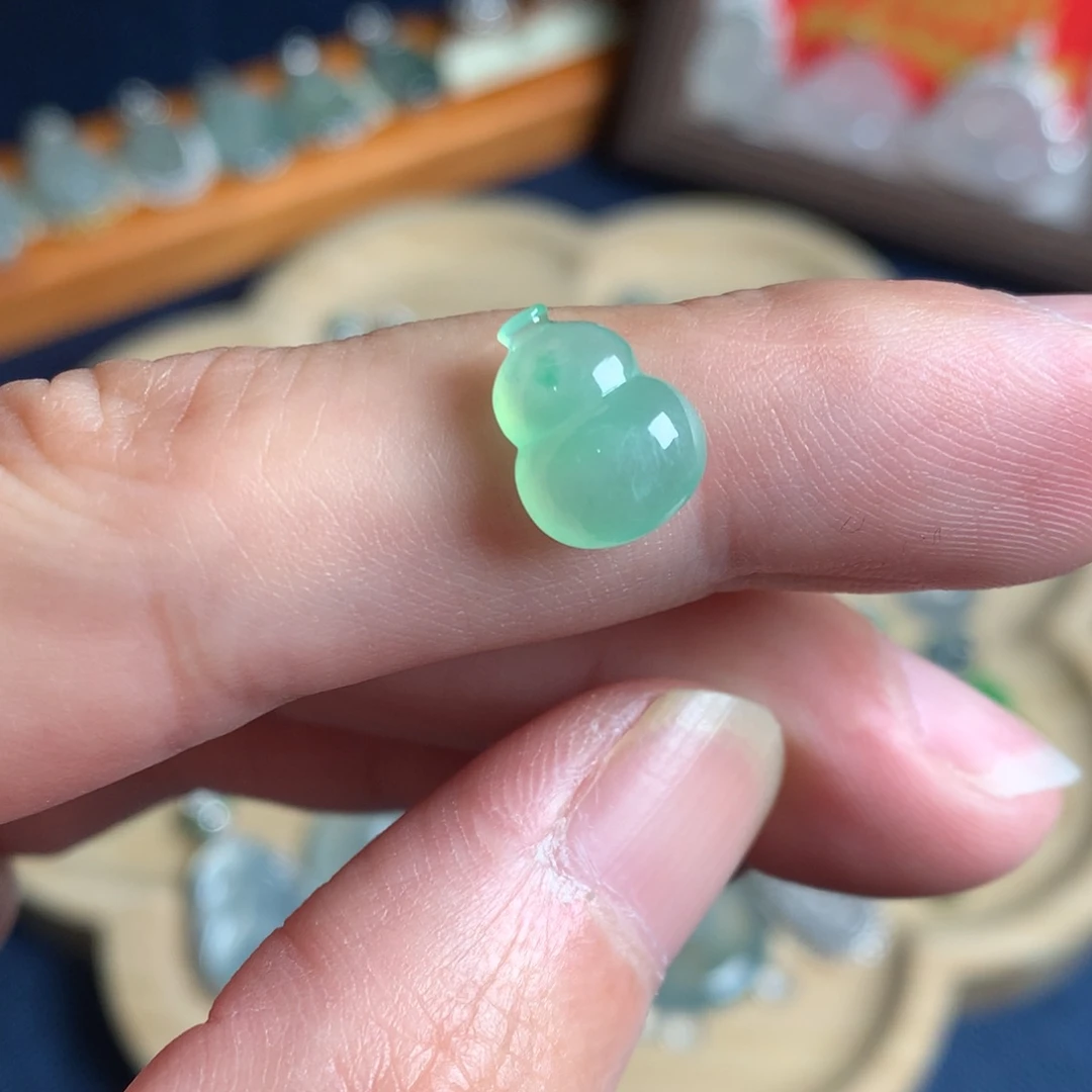 翡翠未镶嵌颈饰葫芦