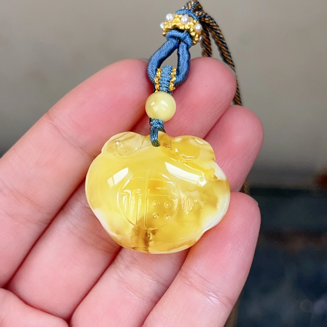 金妖白溶洞妖花蜜蜡如意锁吊坠，微瑕，尺寸30～26～14，8.2克