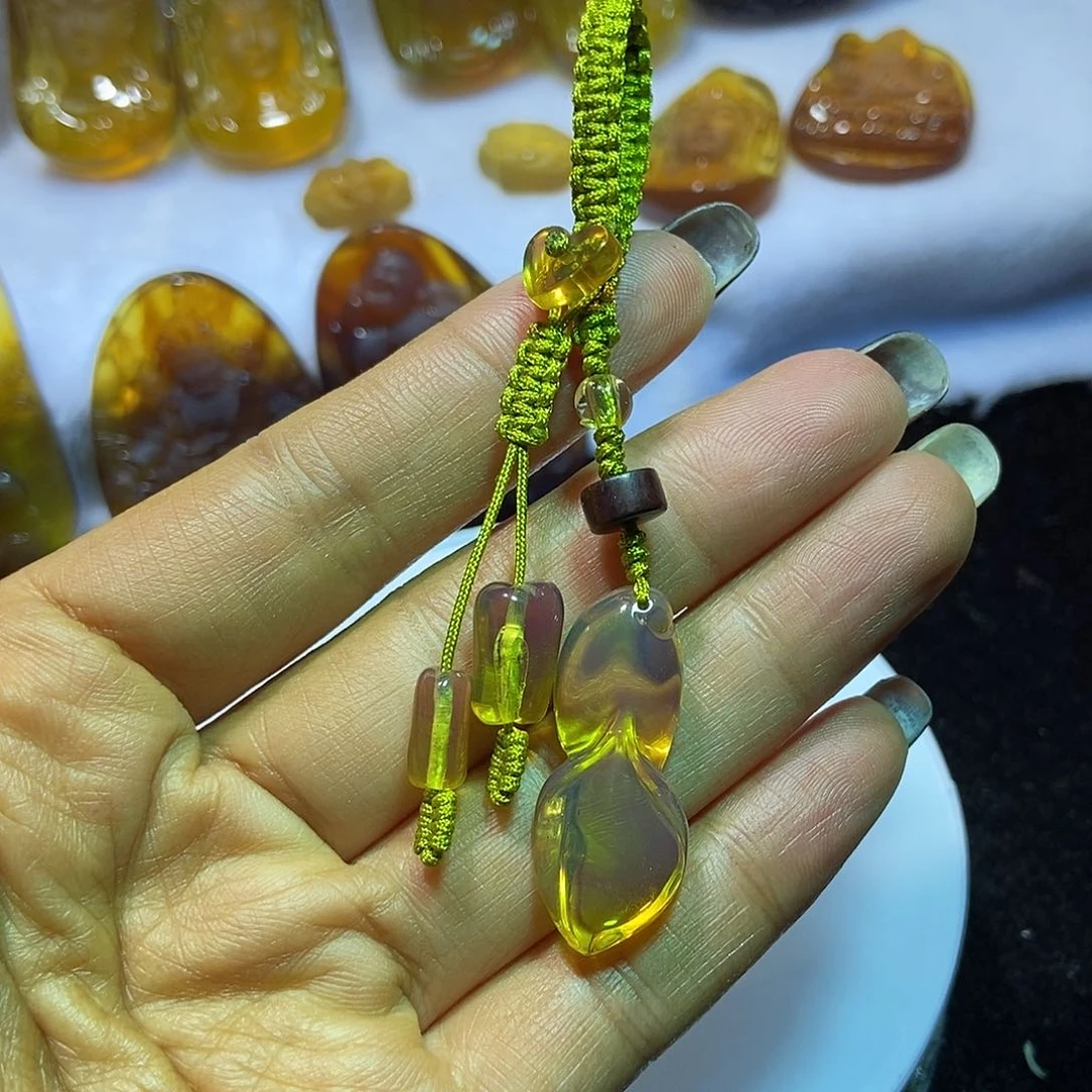 琥珀颈饰未镶嵌玉兰花钥匙扣