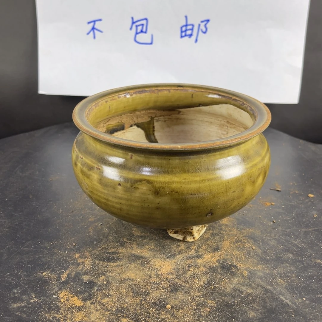 罐漂亮的小瓷器和