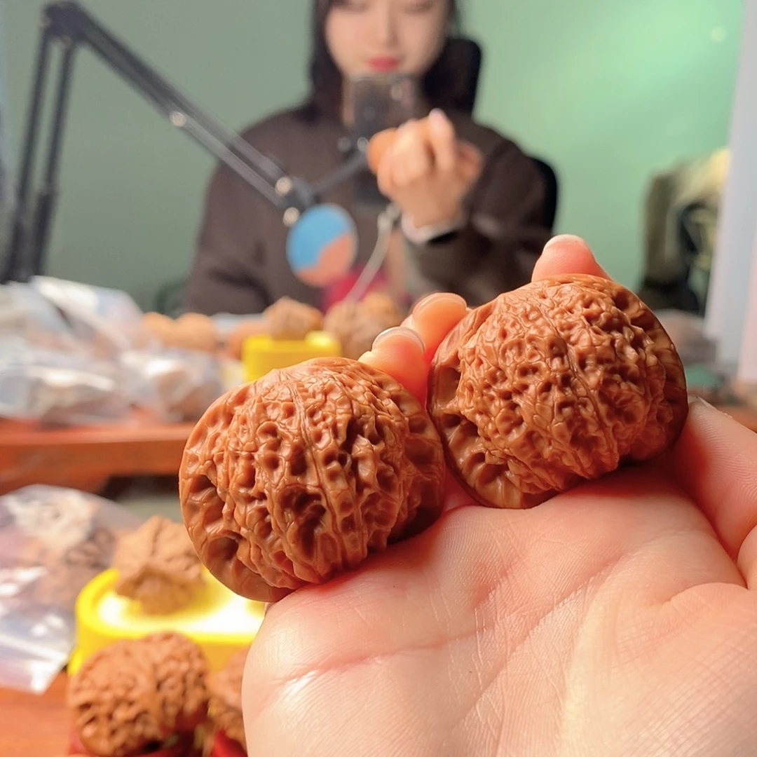 文玩核桃吊坠人****?血麒麟