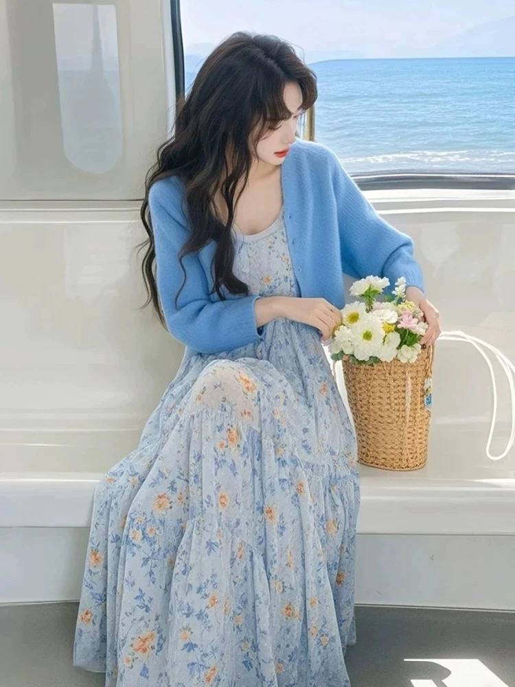 2025春季开春穿搭海边度假法式气质高级感蓝色开衫碎花吊带连衣裙