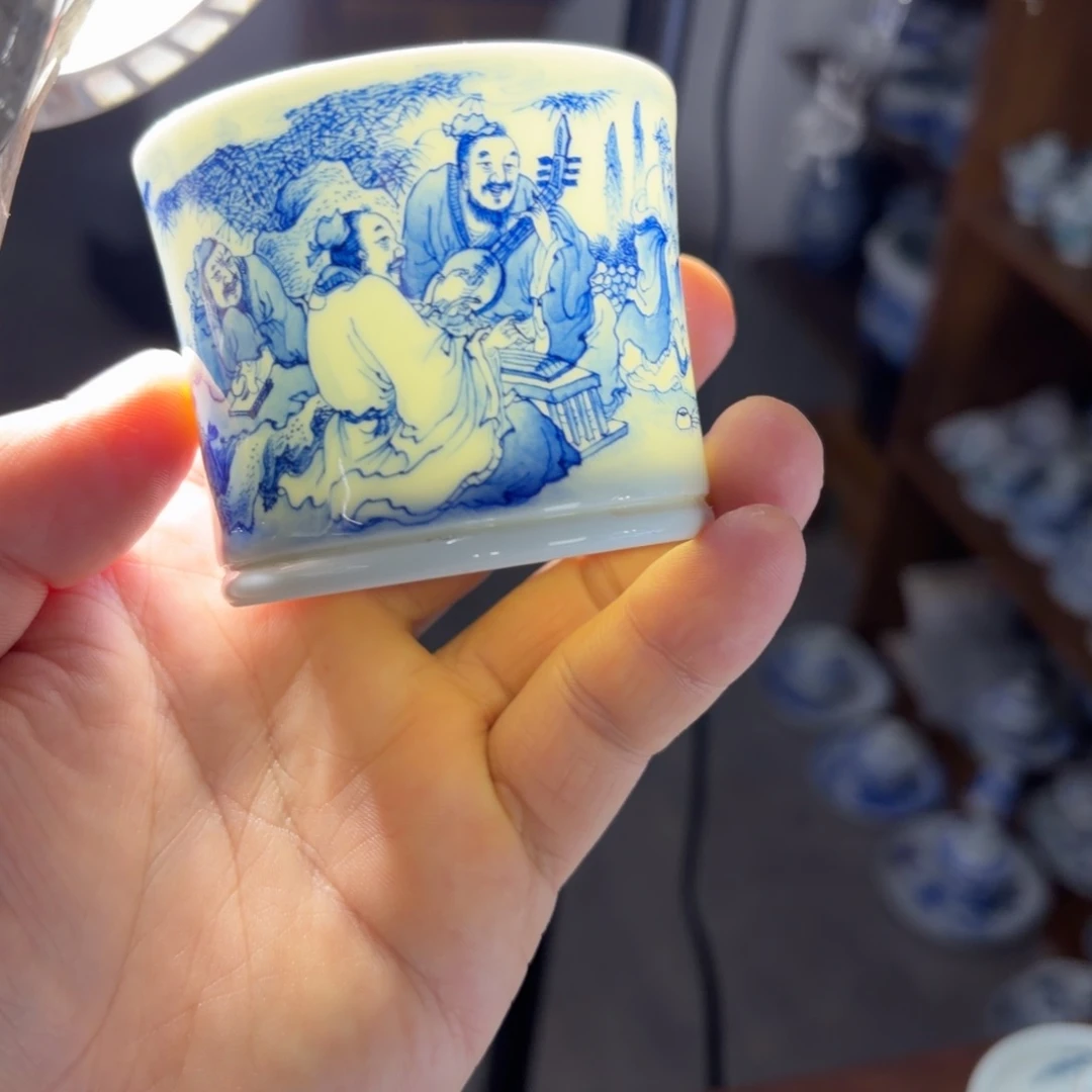 陶手工绘画的杯子和