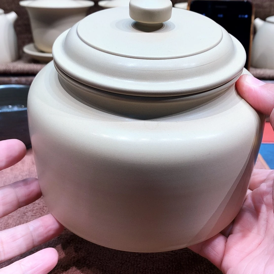 泥塑白****放漏茶叶罐一个瑕疵