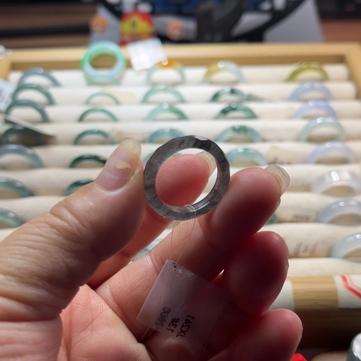 翡翠未镶嵌戒指乌鸡