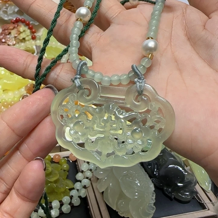 未镶嵌蛇纹石玉吊坠