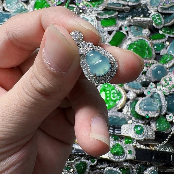 翡翠颈饰未镶嵌天然A货翡翠放漏