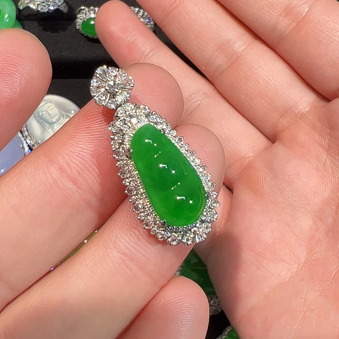 翡翠18K金镶嵌颈饰福豆