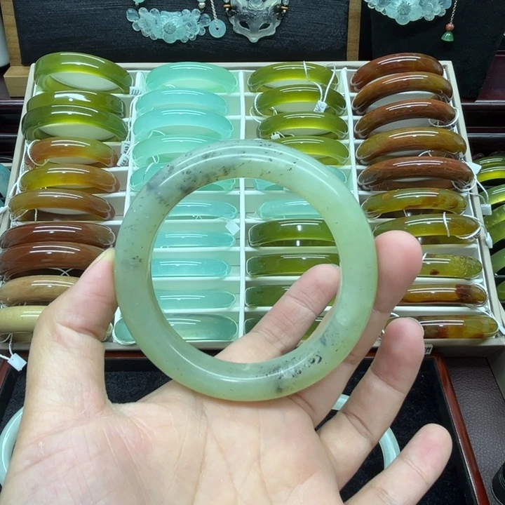 蛇纹石玉未镶嵌手镯