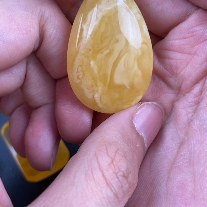 未镶嵌琥珀裸石微瑕61