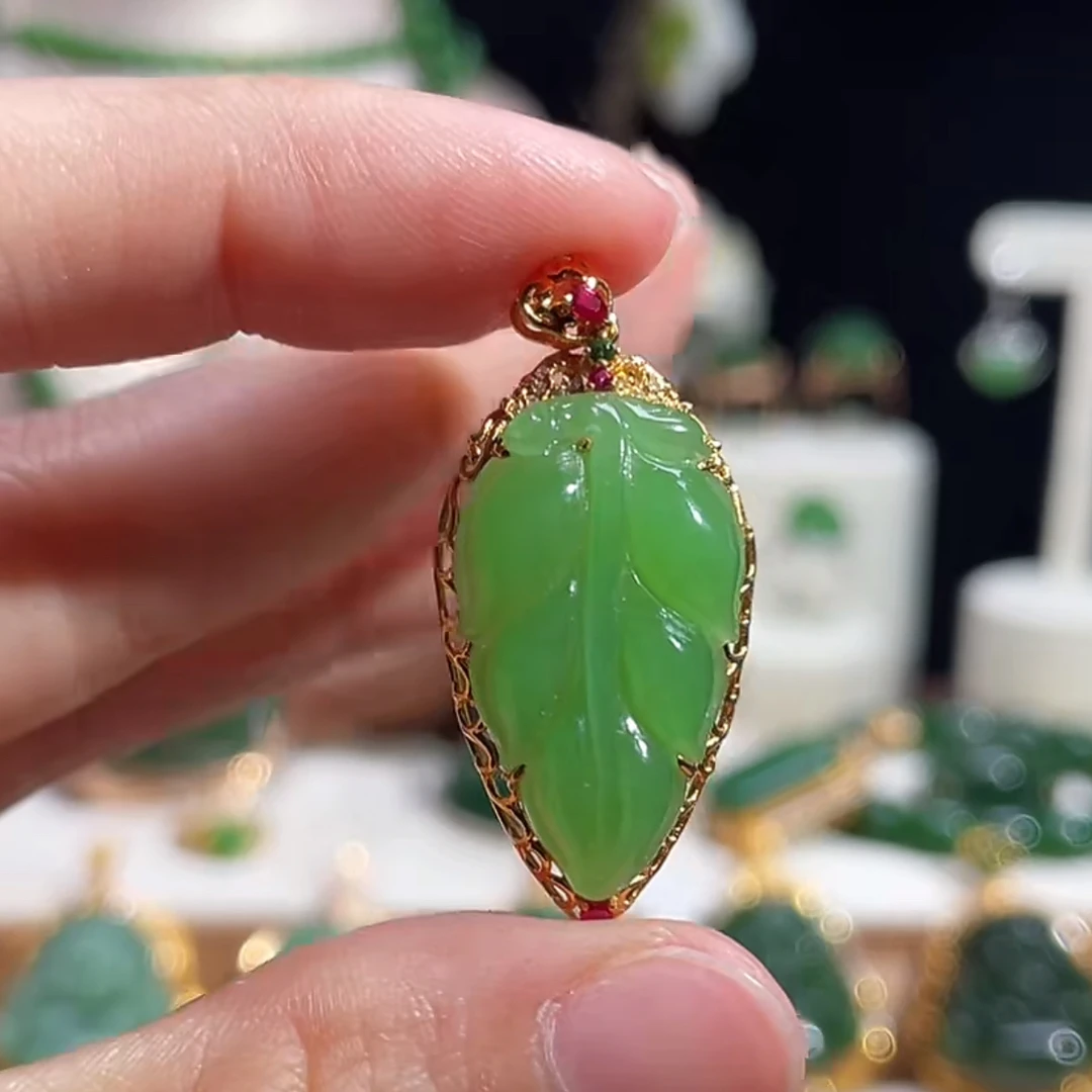 和田玉碧玉苹果绿金枝玉叶吊坠18k金镶嵌
