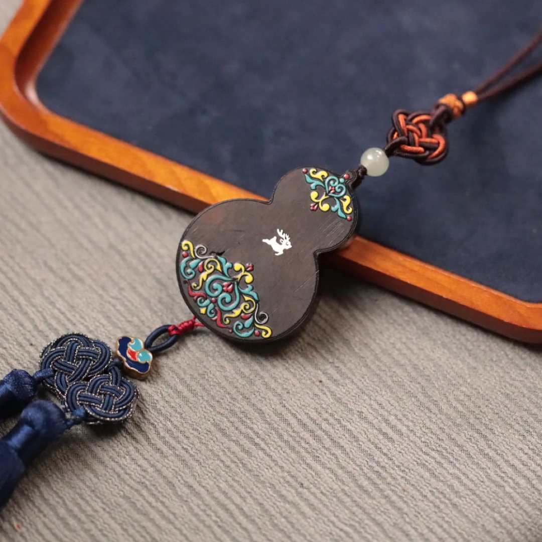 紫光檀【一路平安】彩绘葫芦牌挂件尺寸：5.1x4.3x0.9cm