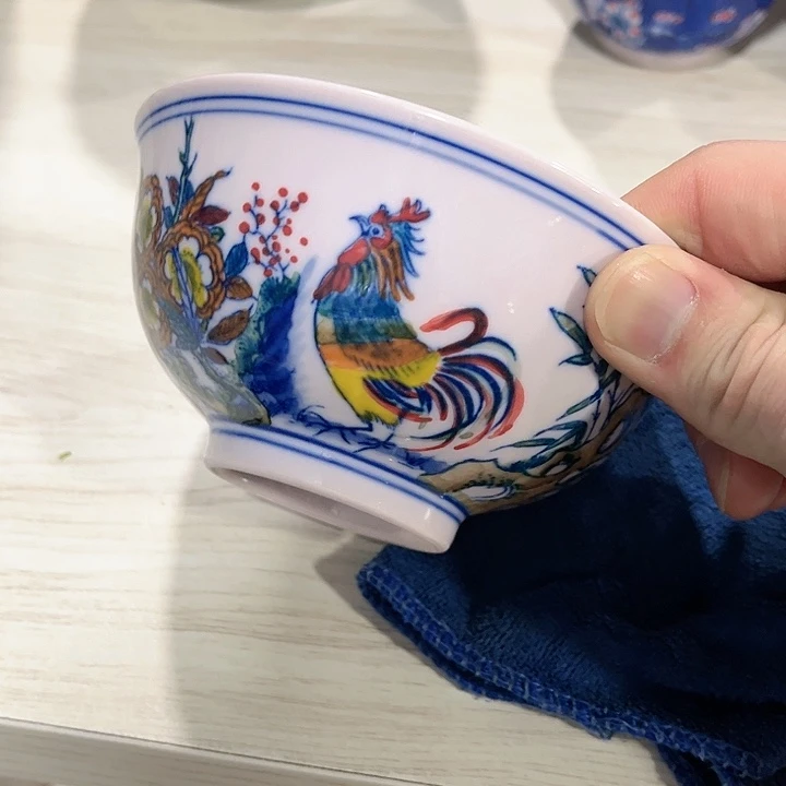 瓷片/////直径12.5厘米。红。