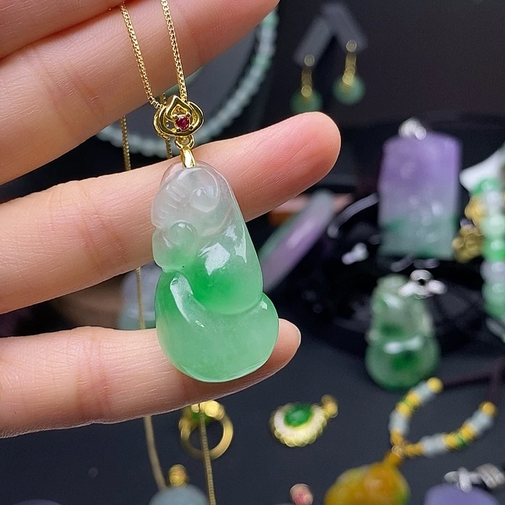 翡翠未镶嵌吊坠(赠链)