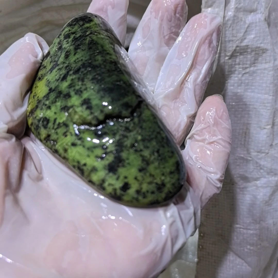 鸿***萌有机玻璃藏玉药王石原石