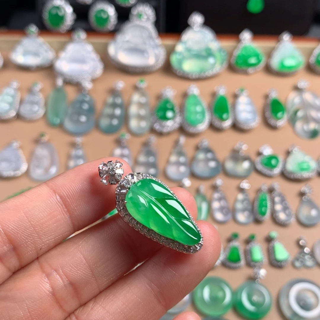 翡翠18K金镶嵌颈饰满绿叶子