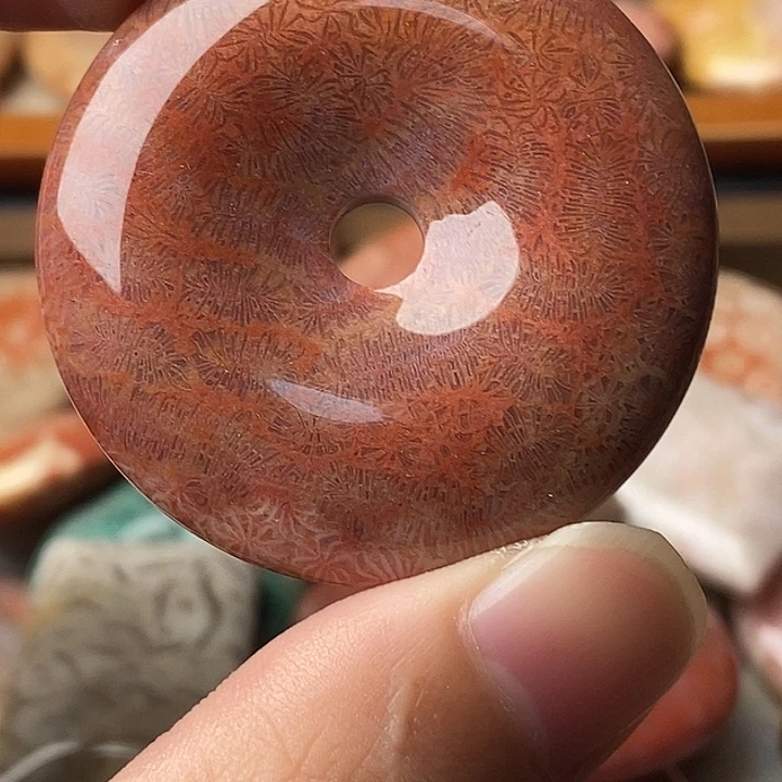 黄***主硅化珊瑚未镶嵌颈饰