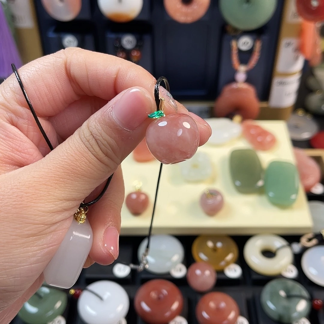 颈饰未镶嵌石英质玉女*