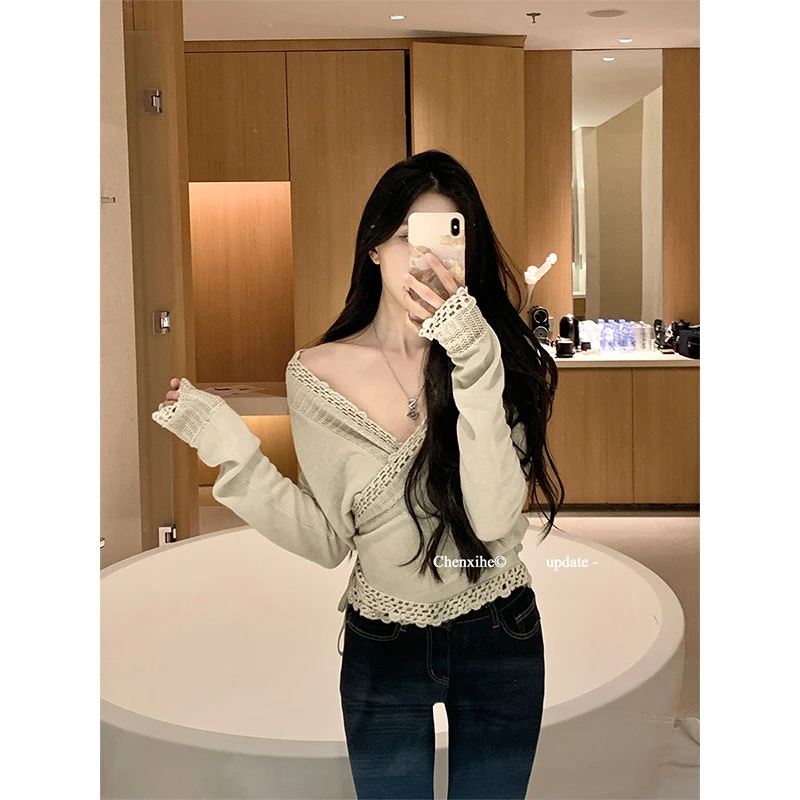 何晨曦 系带钩花收腰针织衫女2025新款V领开衫绑带修身上衣T0772M