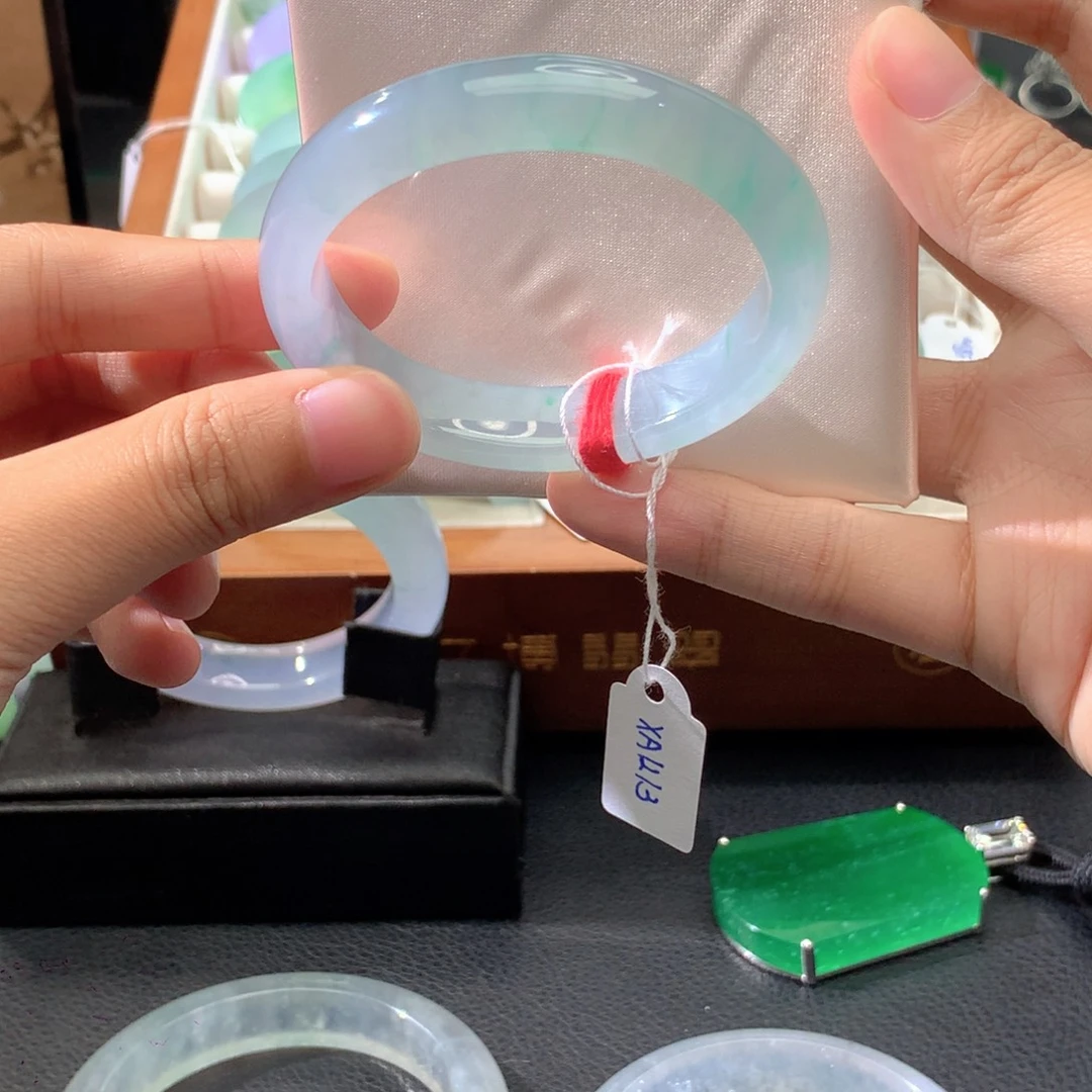 翡翠未镶嵌手镯贵妃