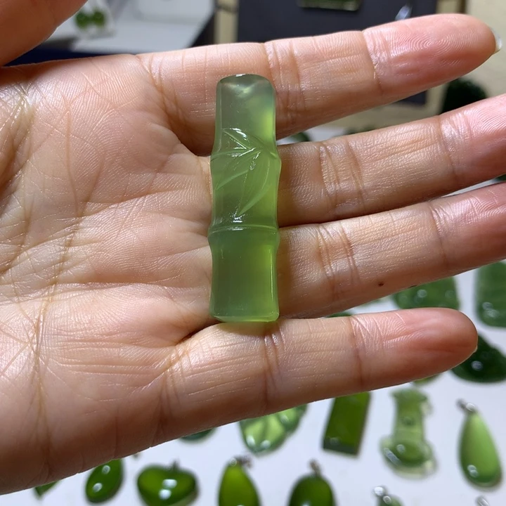 岫玉未镶嵌颈饰吊坠