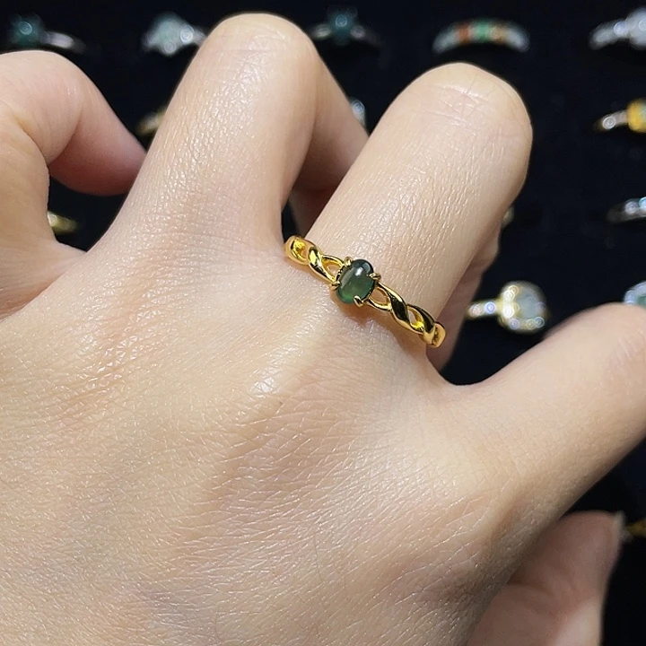 翡翠未镶嵌颈饰戒指