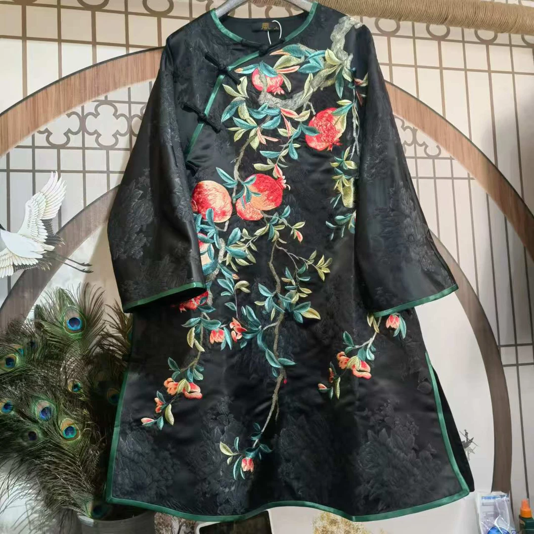 凤徕兮私人定制黑色牡丹暗纹底石榴刺绣斜襟盘扣太太服（LS518）