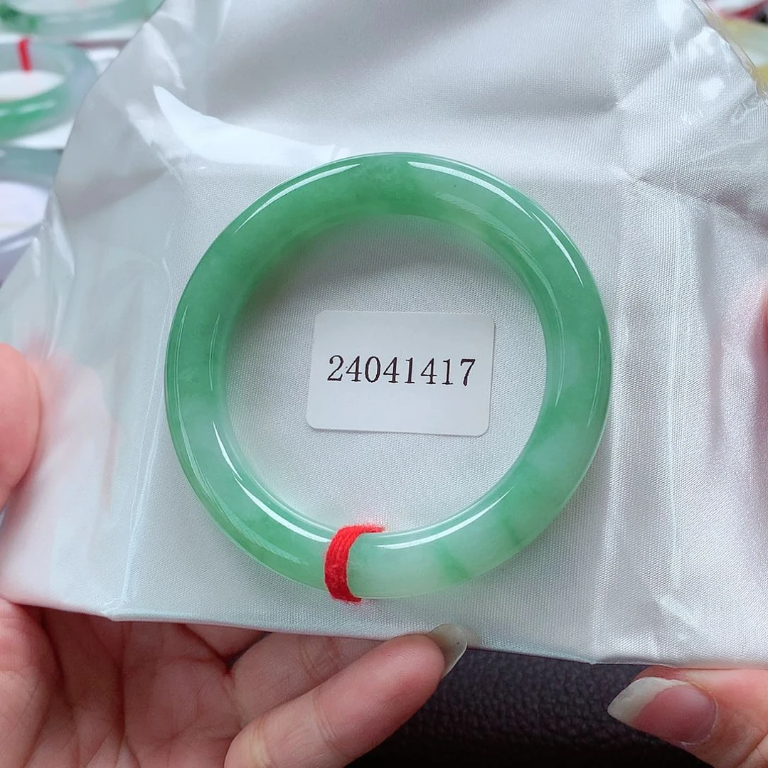 翡翠手镯（圆镯）未镶嵌天然A货翡翠手镯