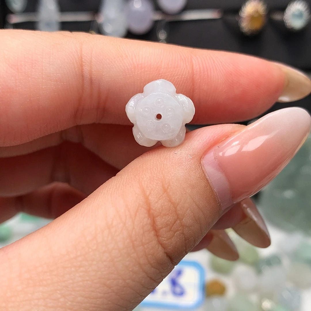 翡翠未镶嵌颈饰莲花