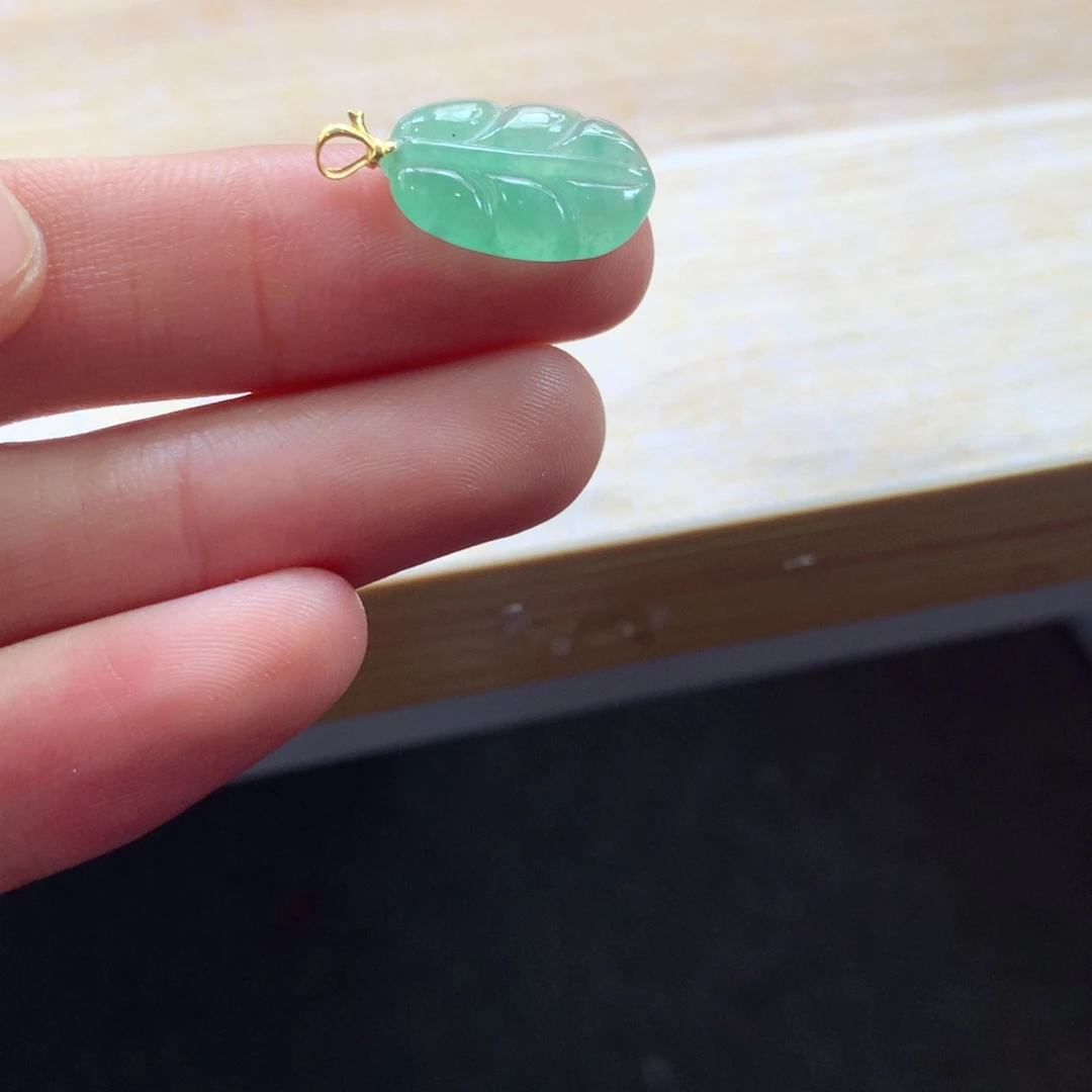 翡翠颈饰18K金镶嵌吊坠