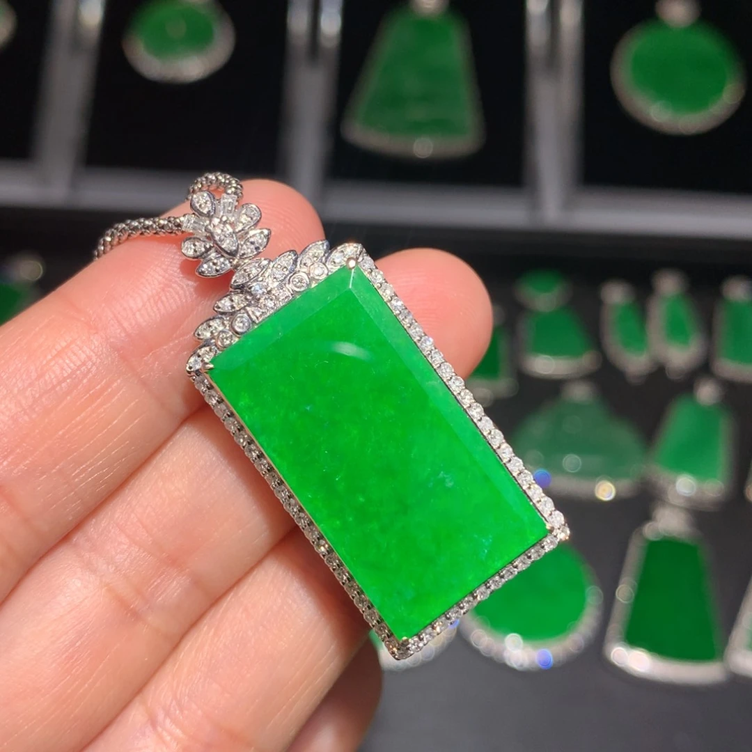 翡翠颈饰18K金镶嵌翡翠