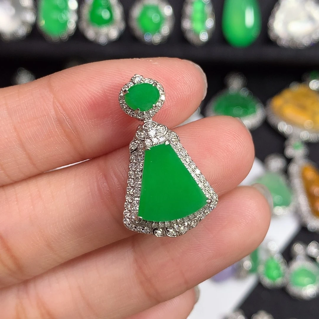 颈饰18K金镶嵌翡翠