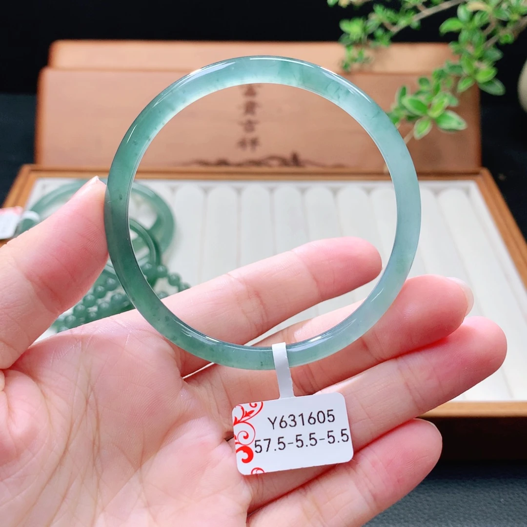 未镶嵌手镯（圆镯）翡翠