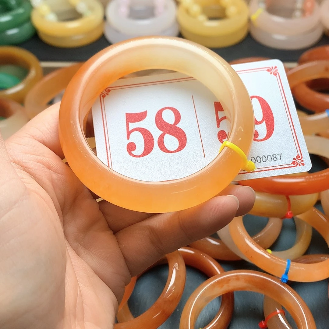 未镶嵌石英质玉（黄龙玉）手镯