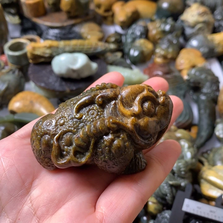 未镶嵌岫岩河磨玉（透闪石质玉）把件