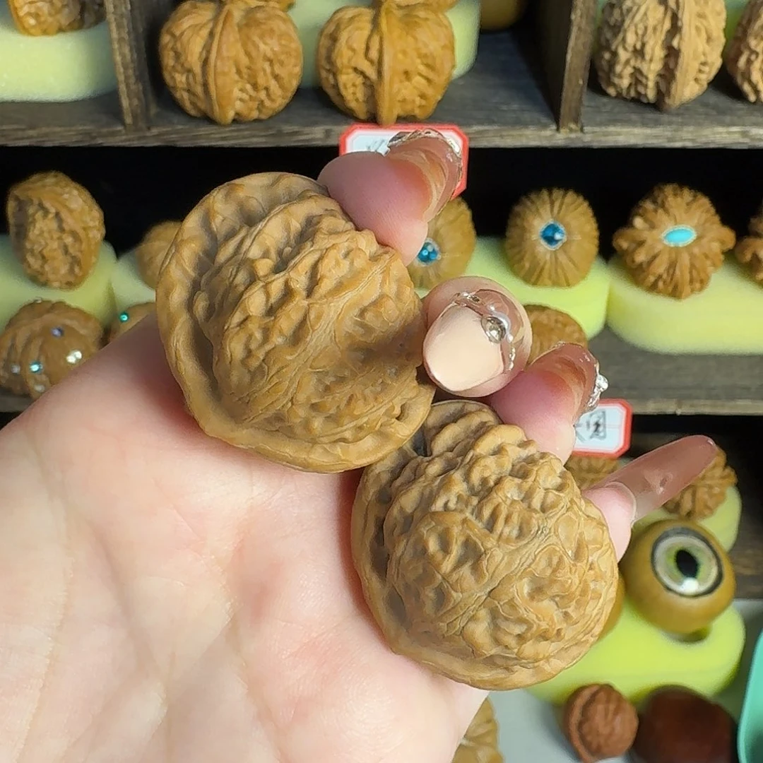 文玩核桃宫灯边38肚33（镶嵌黄猫眼不退换）