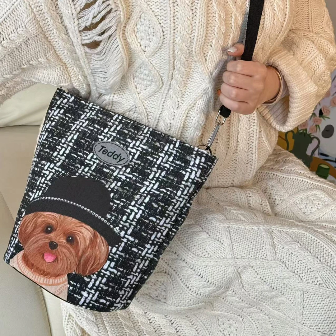 秋冬新款泰迪小狗斜挎水桶包单肩包可爱帆布包通勤大容量女