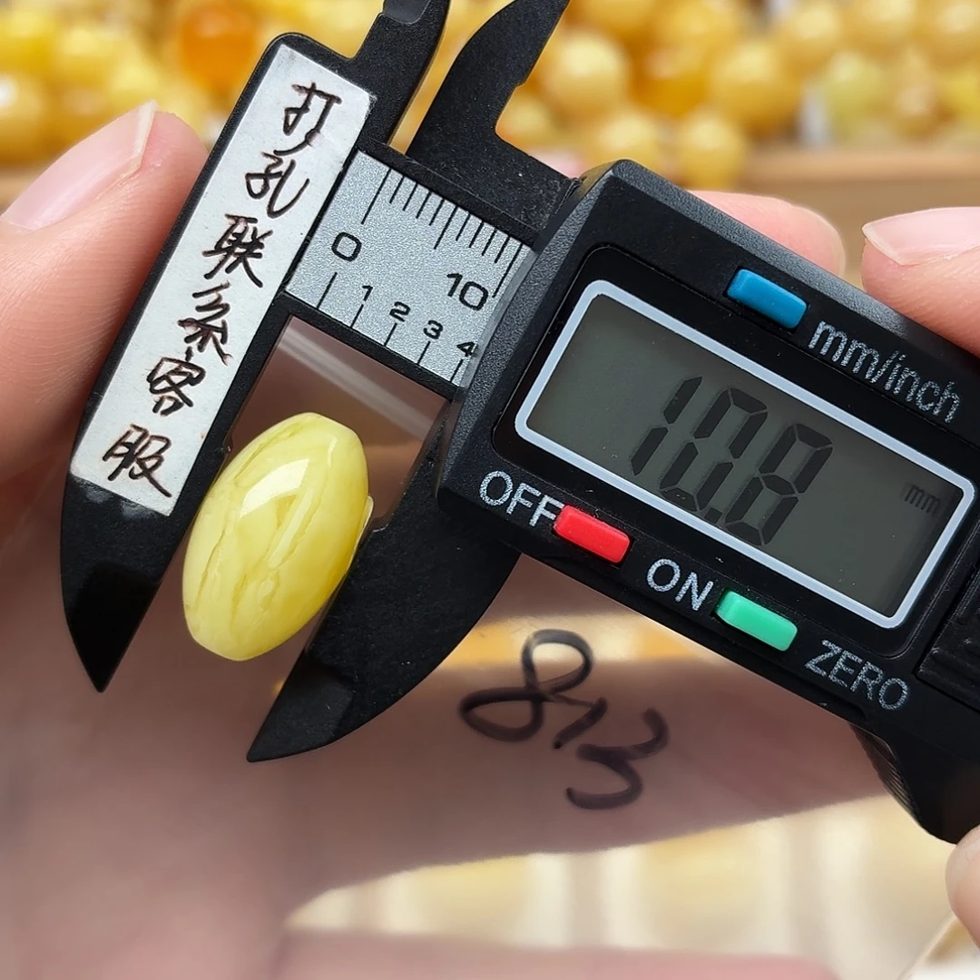 如***飞蜜蜡未镶嵌裸石蜜蜡