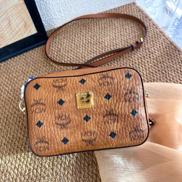 95新 MCM XM/经典百搭简约金标干邑色相机斜跨包 /WJ12731040