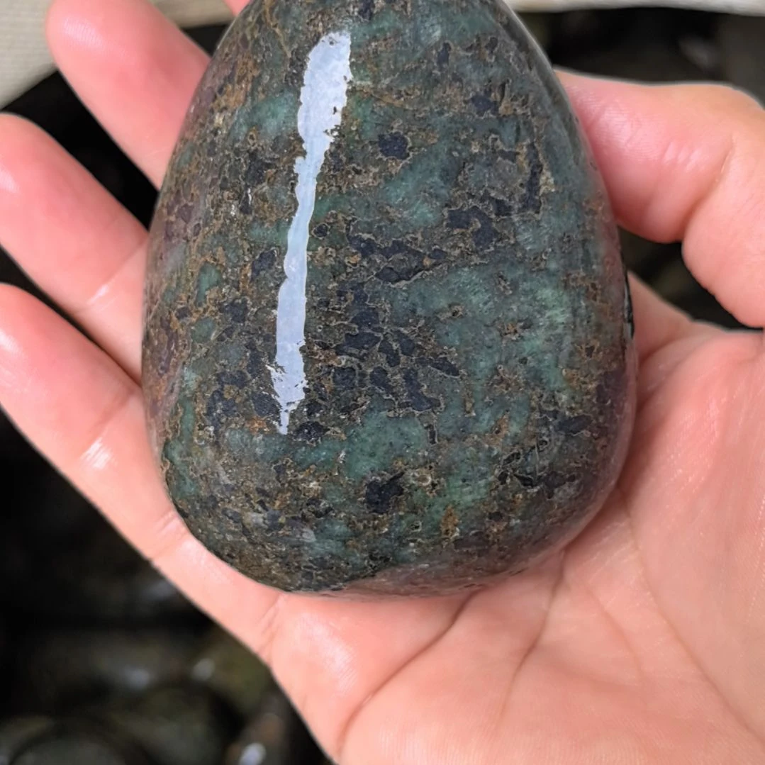 陳***明有机玻璃藏玉药王石原石手把件一个