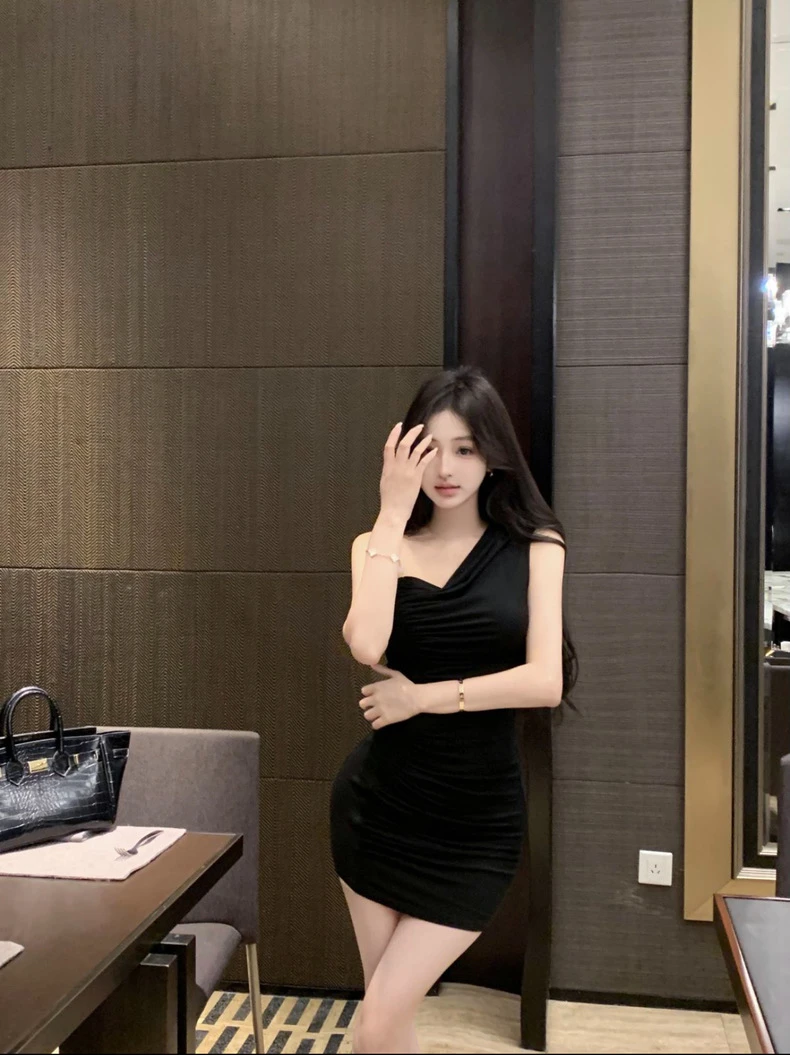 098斜肩吊带连衣裙女秋季收腰裙子辣妹性感绝美紧身包臀短裙