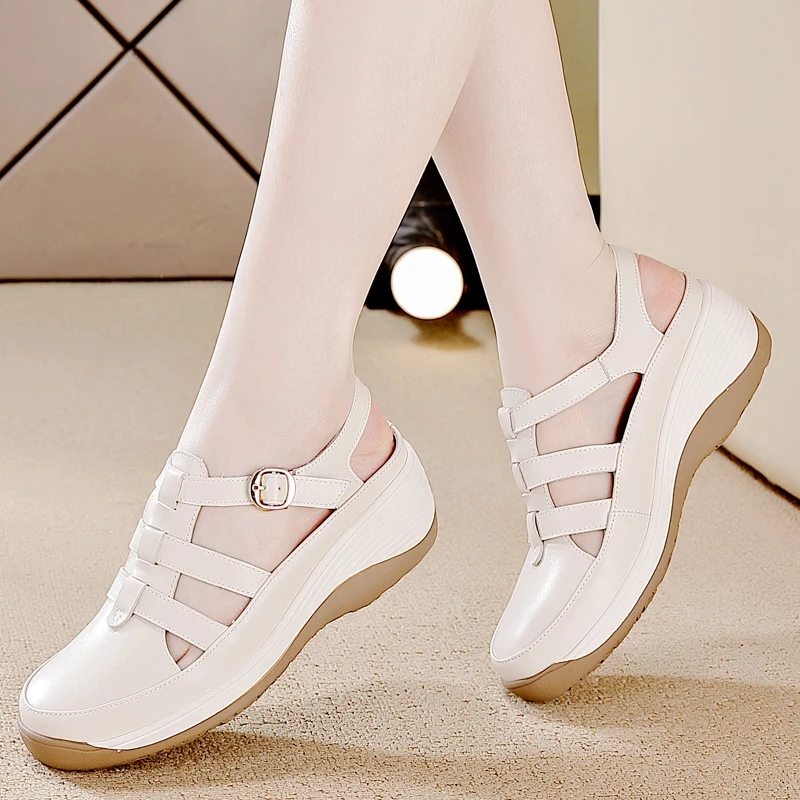 品牌轻便妈妈鞋女2025夏季新款一字扣坡跟休闲鞋不累脚健步鞋