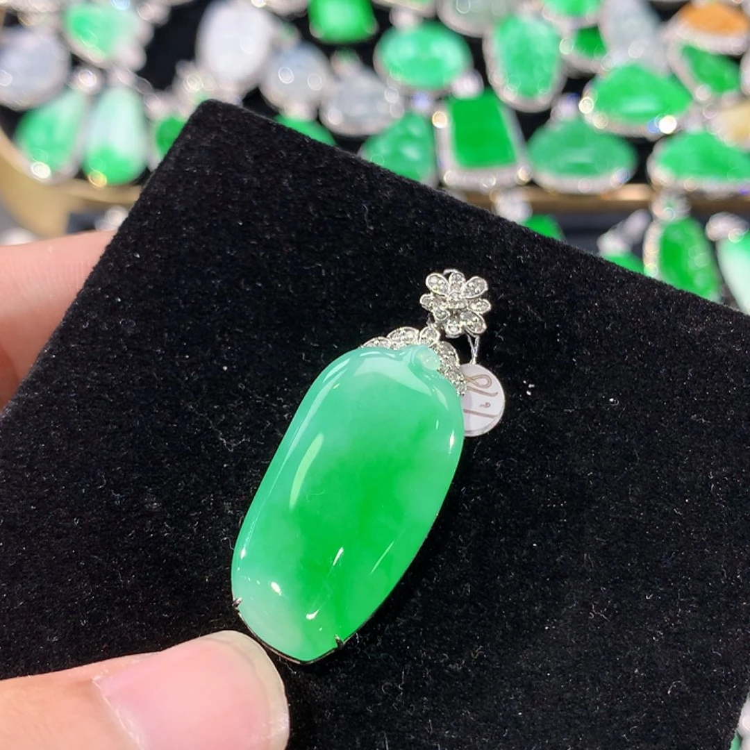 翡翠18K金镶嵌颈饰