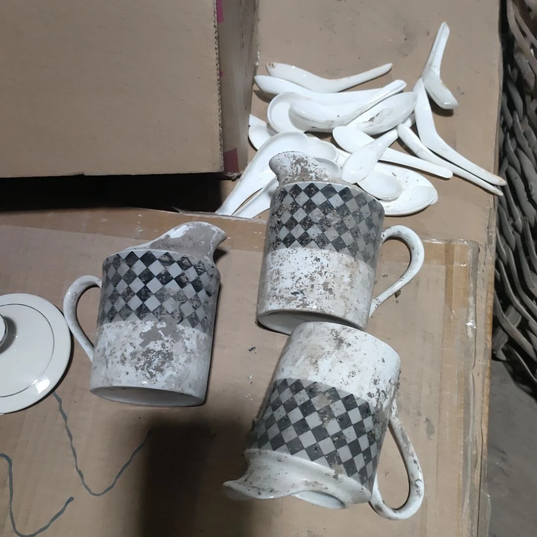 摆件盘子碗茶壶啥都有