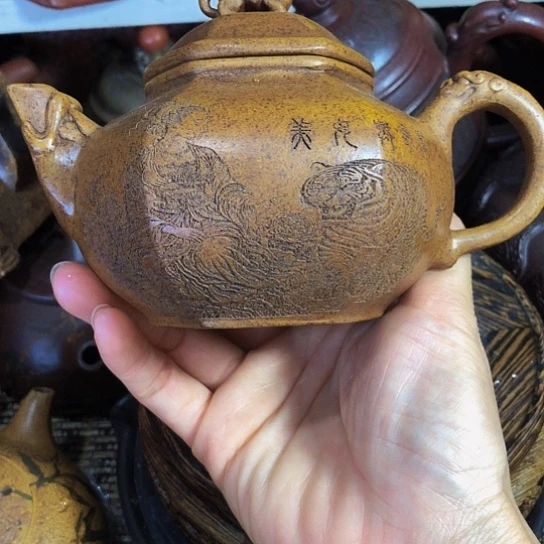 茶壶紫砂原矿泥料手工制作的一把紫砂壶。