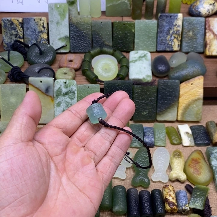 蛇纹石玉未镶嵌颈饰