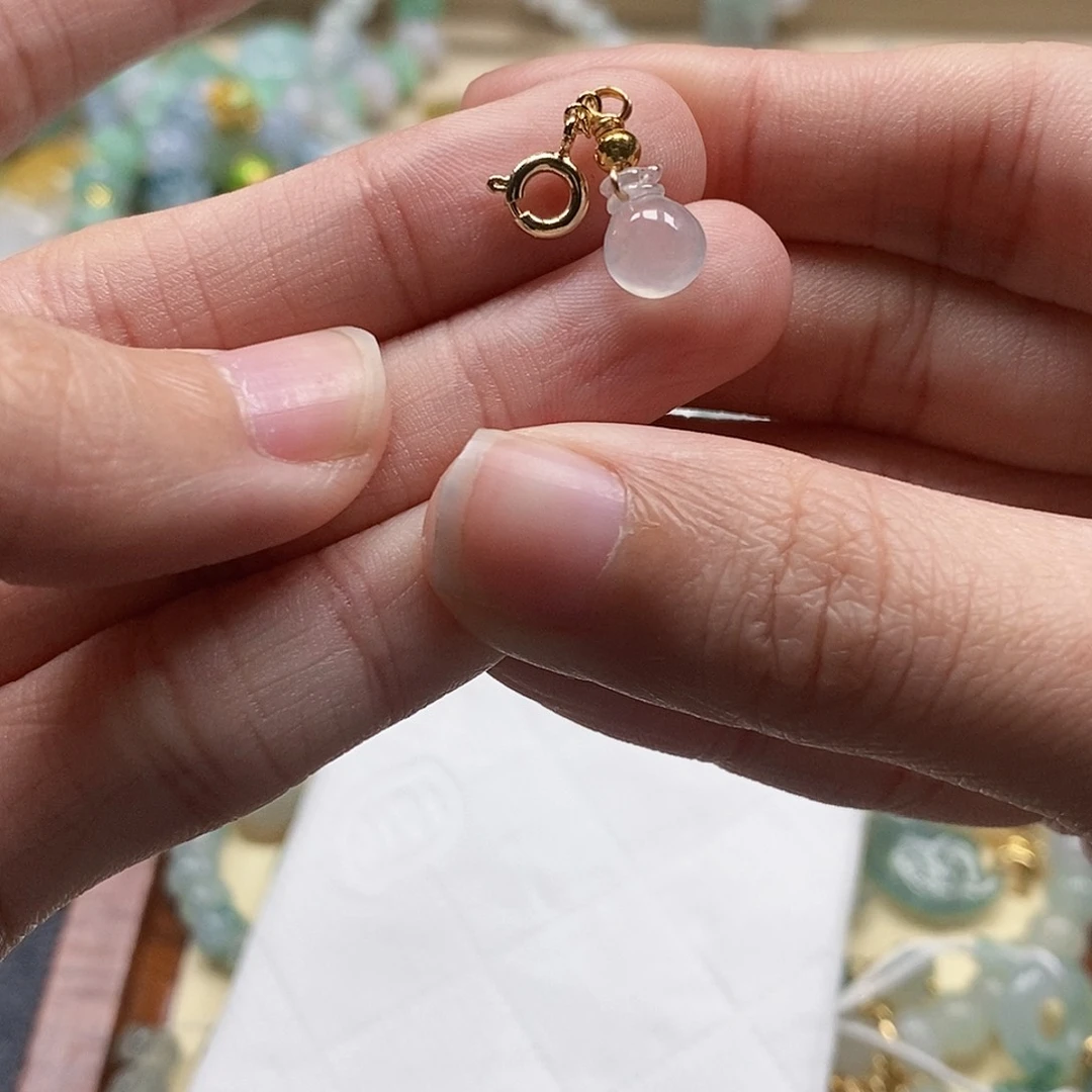 翡翠颈饰未镶嵌闪